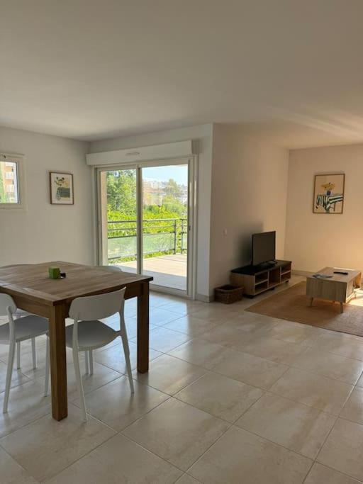 Suberbe Appartement Climatise Avec Terrasse แซ็งต์-ราฟาเอล ภายนอก รูปภาพ
