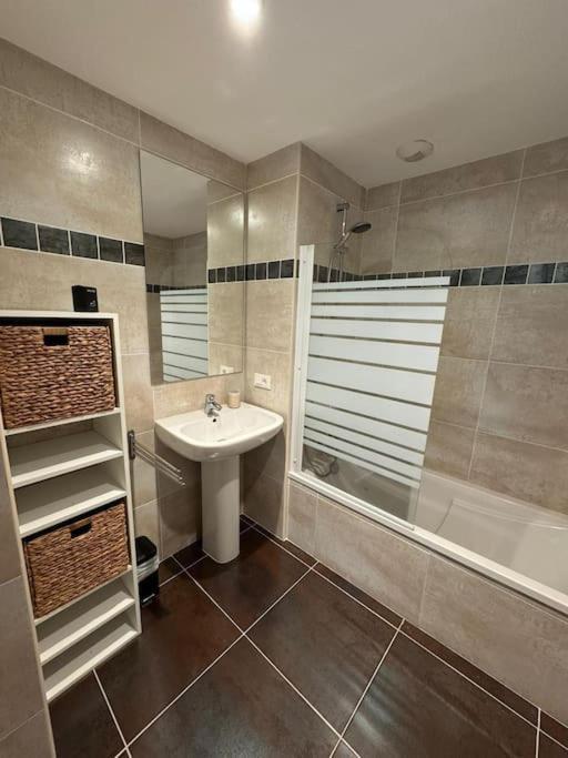 Suberbe Appartement Climatise Avec Terrasse แซ็งต์-ราฟาเอล ภายนอก รูปภาพ